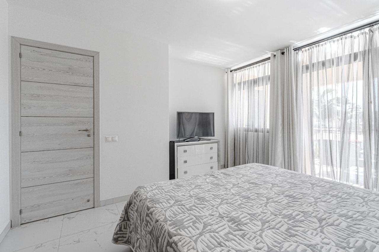 Amazing 3 Bedroom Apartment On The First Line Of The Best Las Americas Beach, Air Conditioner And Terrace Ocean View Playa de las Américas Extérieur photo